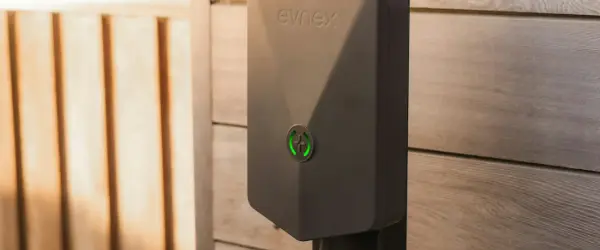 Cargador de pared para auto eléctrico instalado en una cochera