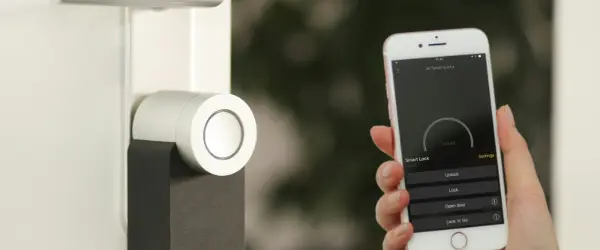 Cerradura inteligente en una puerta, controlada desde el celular