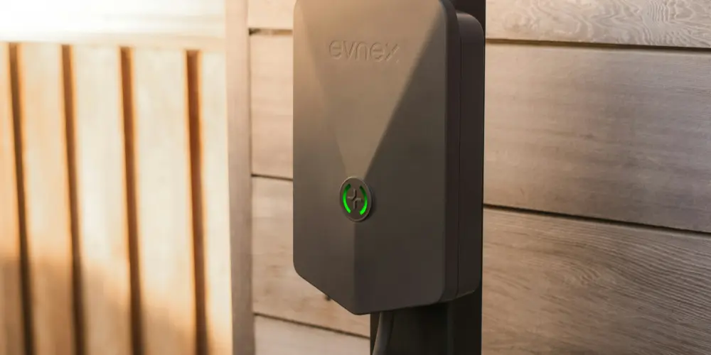 Cargador de pared para auto eléctrico instalado en una cochera