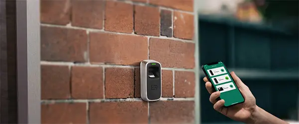Lector de control de acceso junto a la puerta de ingreso de una empresa