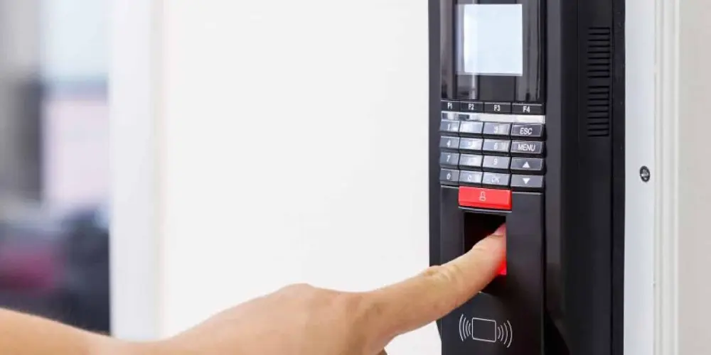Lector de control de acceso en la entrada de una empresa