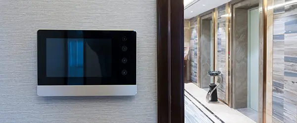 Videoportero con pantalla instalado en el ingreso de un edificio