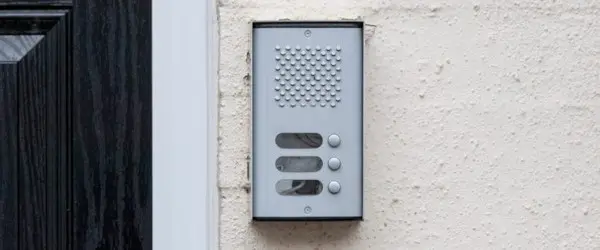 Videoportero instalado en la entrada de un edificio