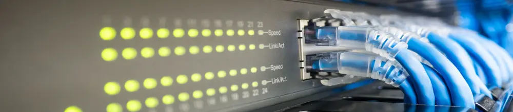 Cableado de red ordenado y etiquetado dentro de un rack