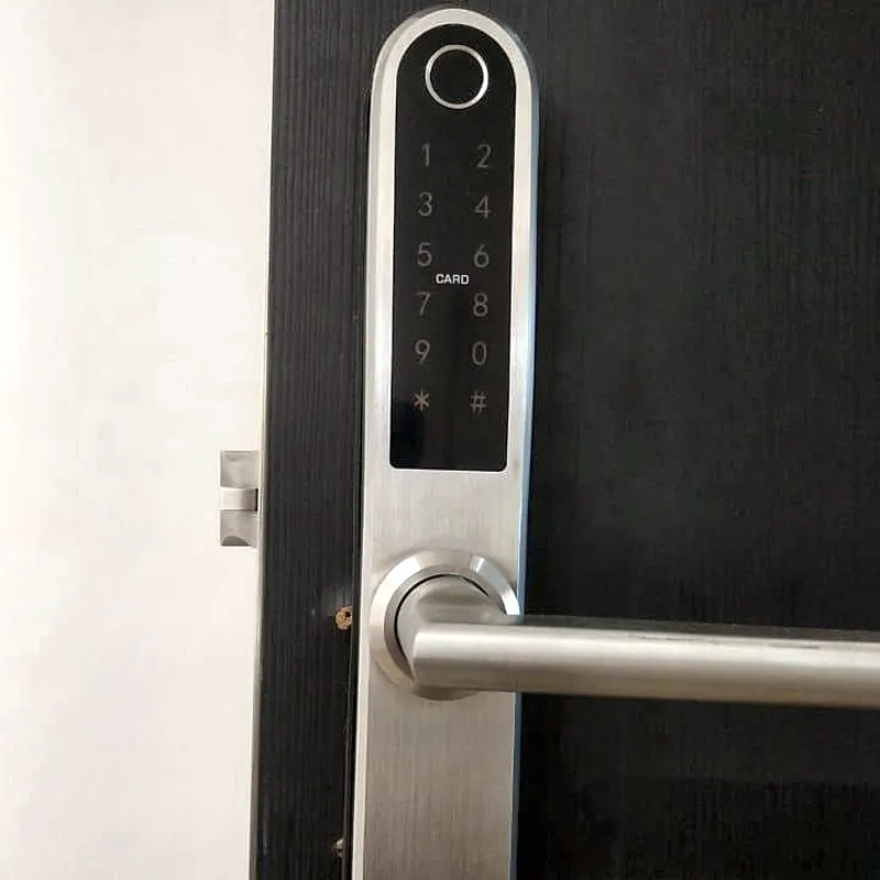 Cerradura inteligente con lector de huella, teclado y tarjeta en una oficina de CABA