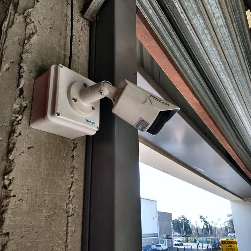 Cámara de seguridad que cubre el ingreso de vehículos de una empresa