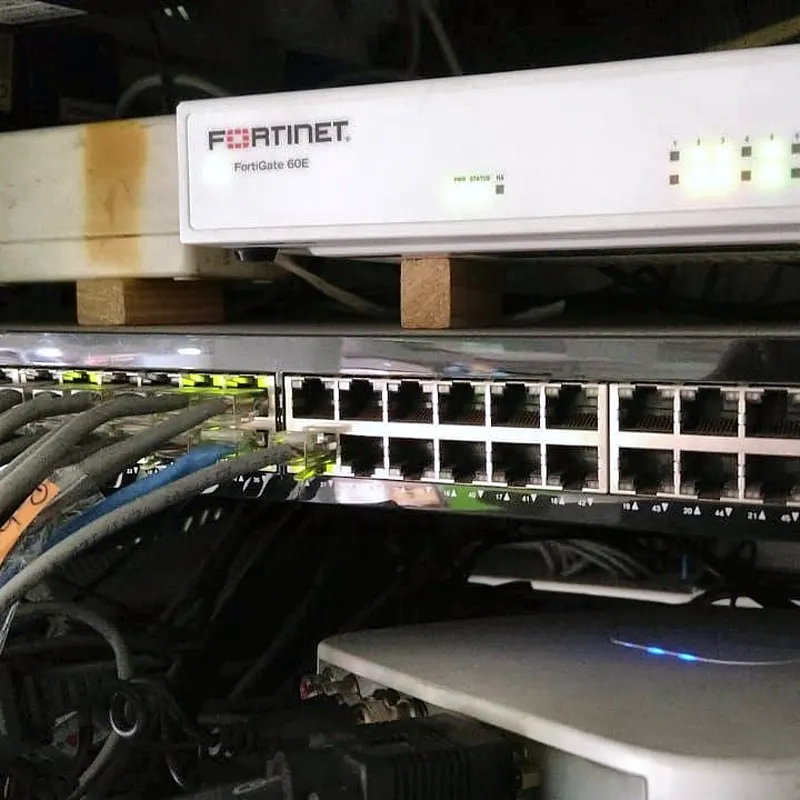 Rack de red con firewall Fortinet y switch para oficinas