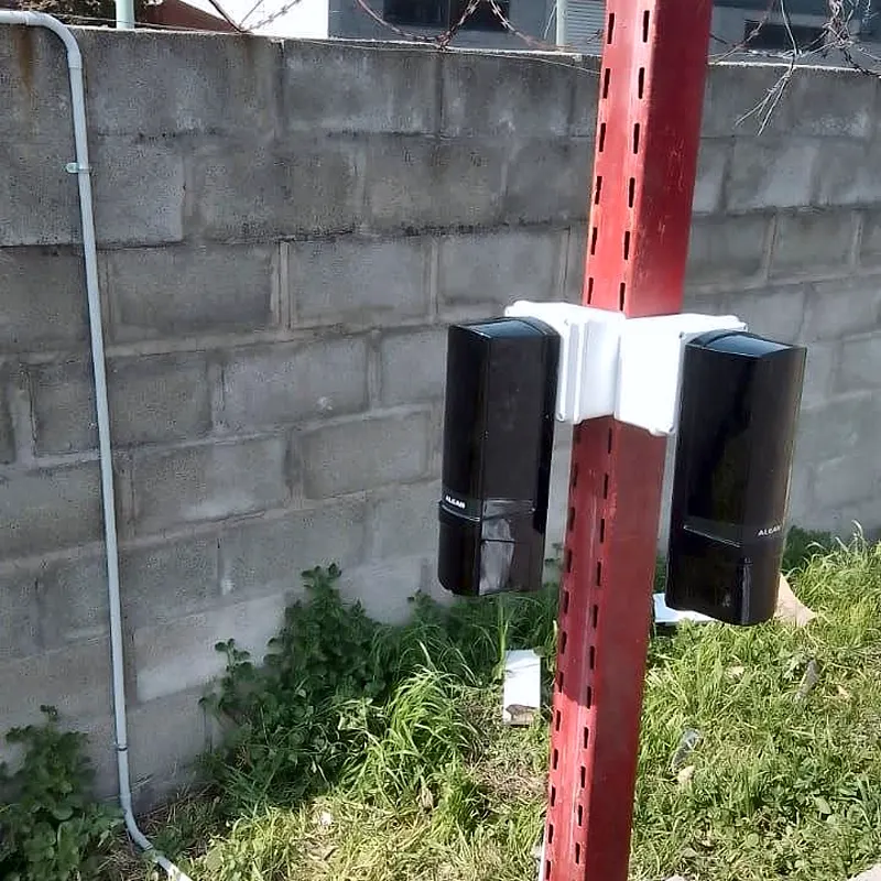 Barreras infrarrojas de alarma montadas en un poste del perímetro de un hipermercado