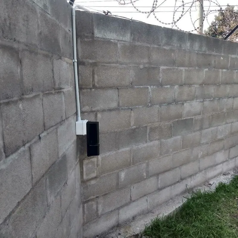 Barreras infrarrojas de alarma a lo largo del muro perimetral de un hipermercado