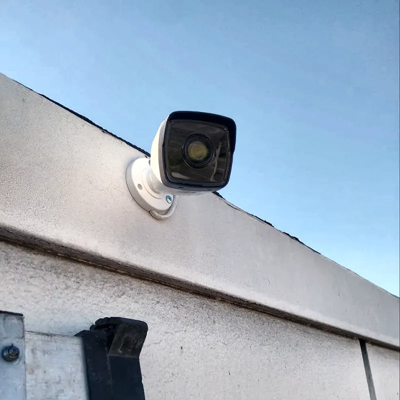 Cámara bullet exterior instalada en el muro perimetral de un hipermercado