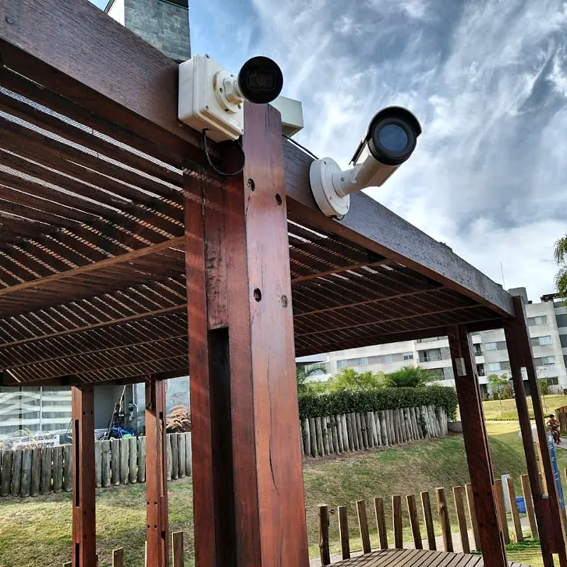 Cámaras de seguridad montadas en una pérgola de madera de un barrio cerrado de Pilar