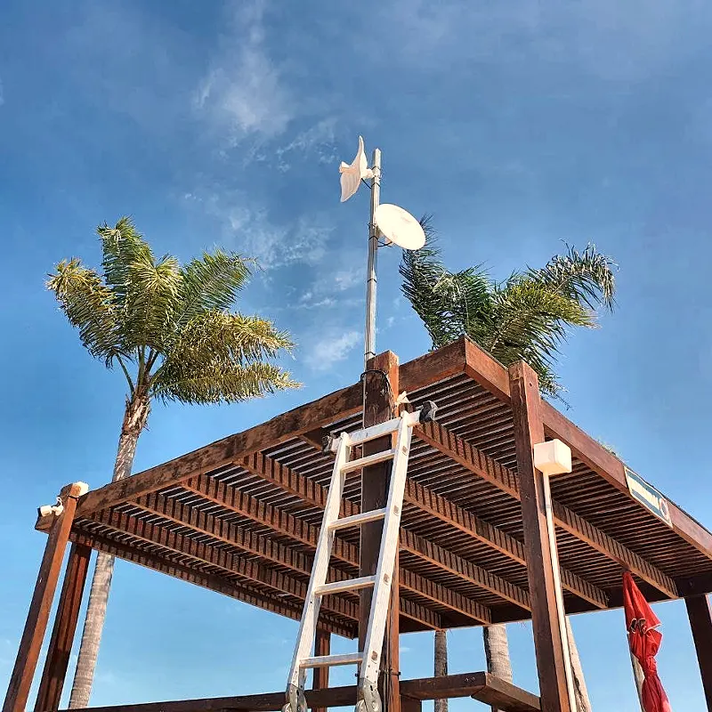 Antenas de enlace inalámbrico sobre una pérgola en un barrio cerrado de Pilar