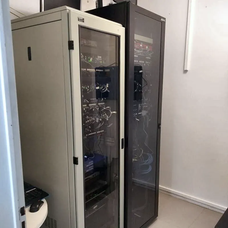Sala técnica con dos racks de comunicaciones en una planta industrial