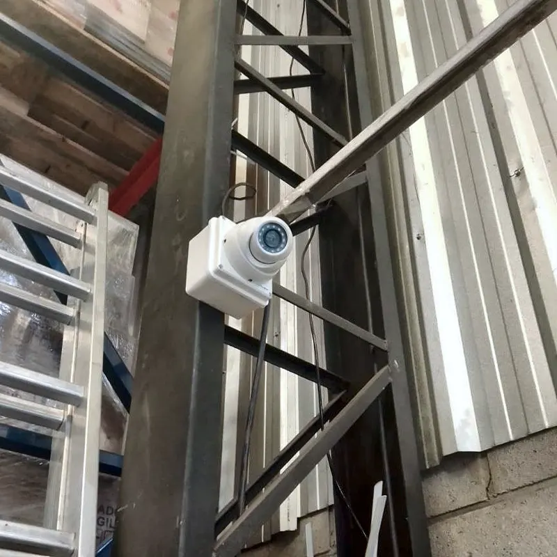 Cámara domo instalada en la estructura metálica de un galpón en Tigre