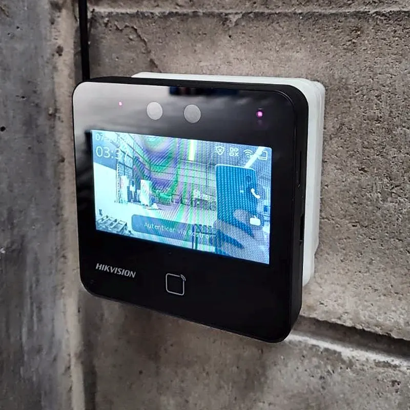 Terminal de reconocimiento facial Hikvision para el ingreso del personal de un depósito en Tigre