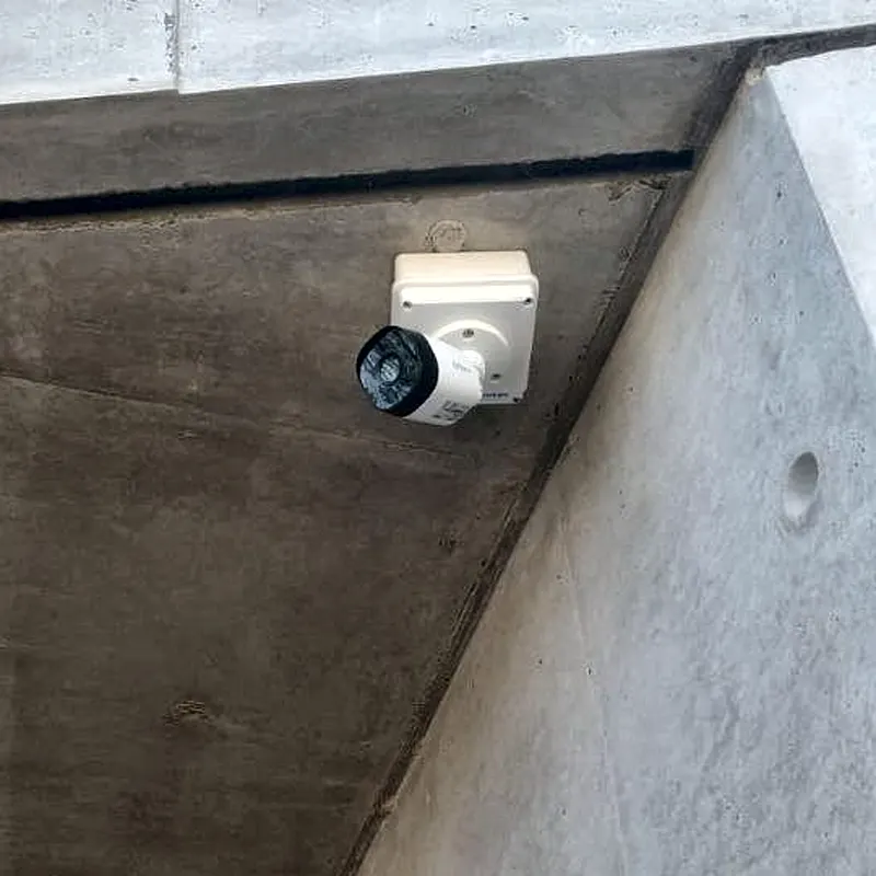 Cámara de seguridad bajo el alero de hormigón de una casa en Nordelta, Tigre