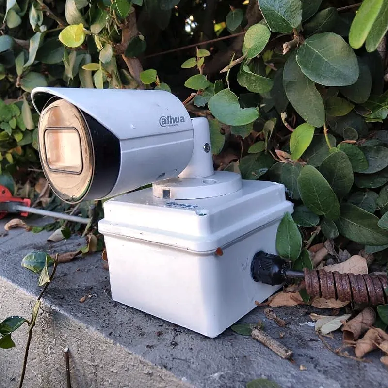 Cámara Dahua con caja estanca instalada en el jardín de una casa en Vicente López
